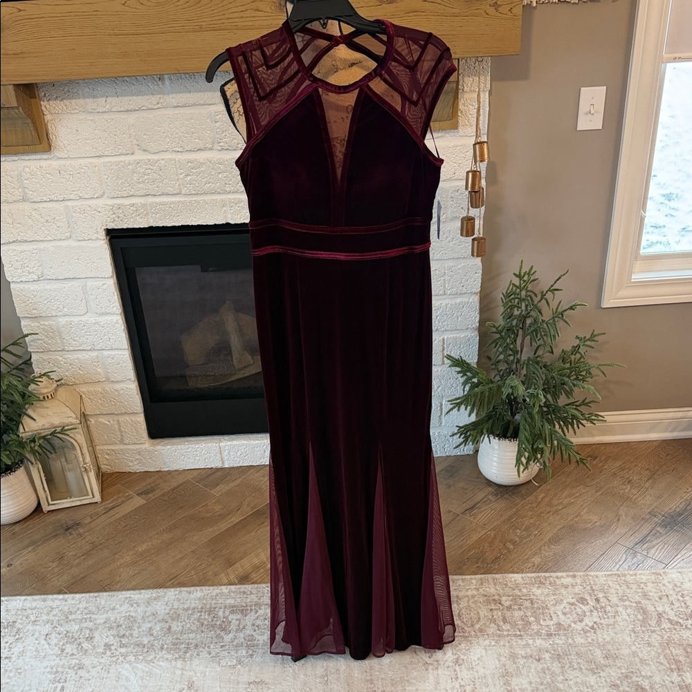 Elegant Sleeveless Burgundy Maxi Dress - Picture 1 of 5